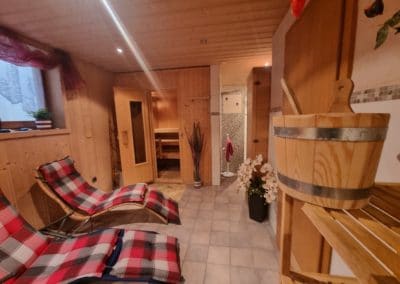 Wellnessbereich im Keller mir Sauna und Liegebereich