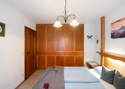 Schlafzmmer mit großem Schrank_Fewo Alpenaster_Haus Werdenfels in Mittenwald